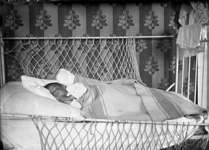 Спящий ребенок, 1900-е