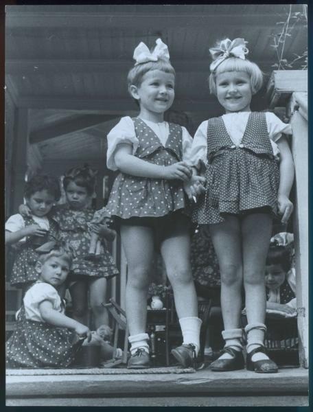 В детском саду, 1939 год. Выставки&nbsp;«10 модных фотографий: 1930-е»&nbsp;и «Мода ХХ века в 100 фотографиях» с этим снимком.