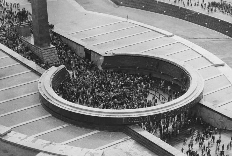 Монумент защитникам Ленинграда, 1975 год, г. Ленинград, пл. Победы