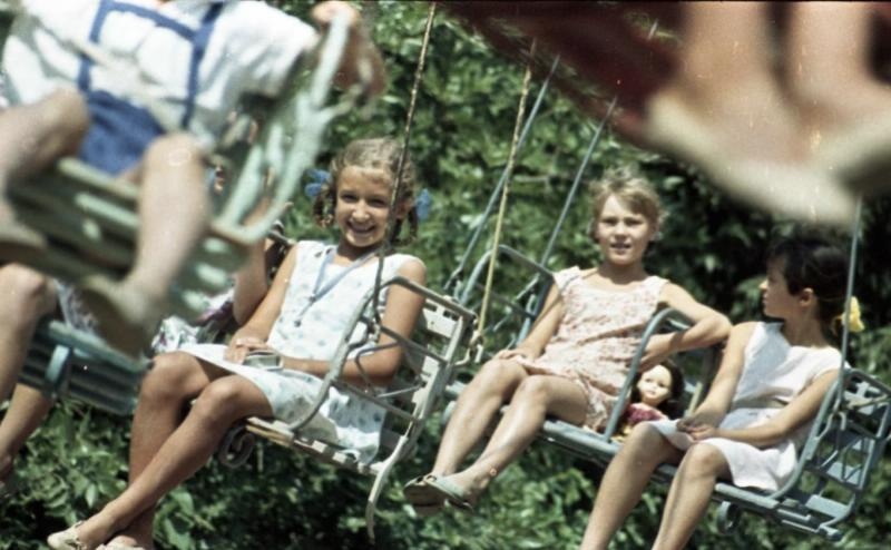 Дети на карусели, 1967 год, Волгоградская обл., г. Волжский. Выставка «Парк собирает друзей» с этой фотографией.&nbsp;