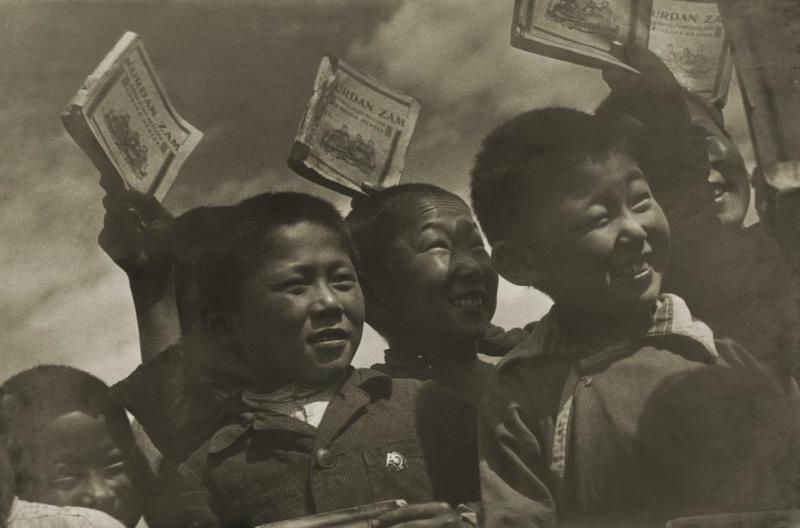 Школьники Бурят-Монголии, 1933 год, Бурят-Монгольская АССР. Видео&nbsp;«Михаил Громов», выставка «Страна Ая-Ганга» с этой фотографией.