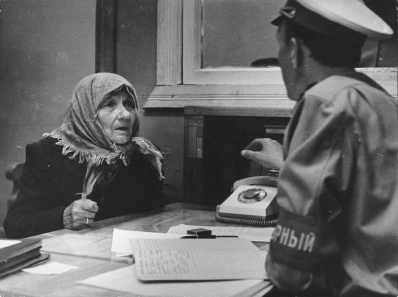 Дознание в отделении, 1972 год, г. Москва. Выставки&nbsp;«Разговоры, разговоры...»&nbsp;и «Моя милиция меня бережет» с этой фотографией.