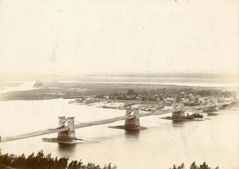Мост через Днепр, 1889 - 1901, г. Киев. Николаевский цепной мост был построен в 1853 году по проекту англо-ирландского инженера Чарлза Виньоля. Взорван в 1920 году при отступлении польской армии.Выставка «Река Днепр» с этим снимком.&nbsp;