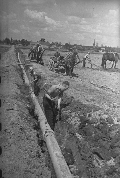 На работах в сельской местности, 1942 год