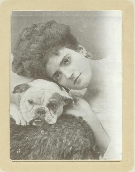 Портрет девушки с собакой, 1 января 1910 - 6 декабря 1917, Великое княжество Финляндское, г. Наантали. Сейчас Финляндия.Выставки&nbsp;«Гав!»,&nbsp;«"Каждой собаке – породистого хозяина!"» c этой фотографией.