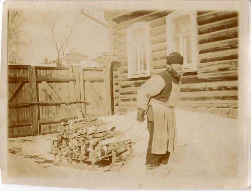 Во дворе, 1902 год, Владимирская губ., г. Муром. Выставка «Освобожденные крестьяне» с этой фотографией.