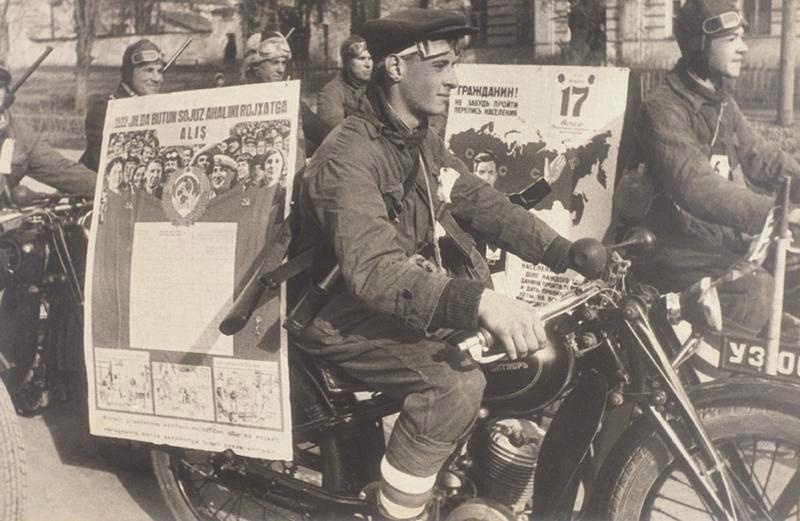 Мотоциклисты, пропагандирующие перепись населения, 1939 год, Узбекская ССР