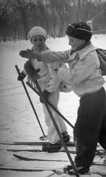 На занятиях лыжным спортом, 1946 год