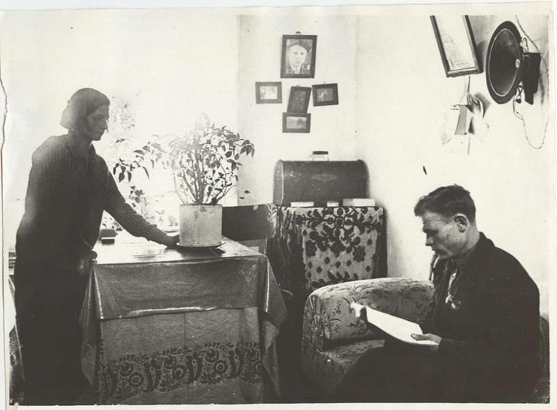 Стахановец Магнитки в своей квартире за чтением литературы, 1939 год, г. Магнитогорск