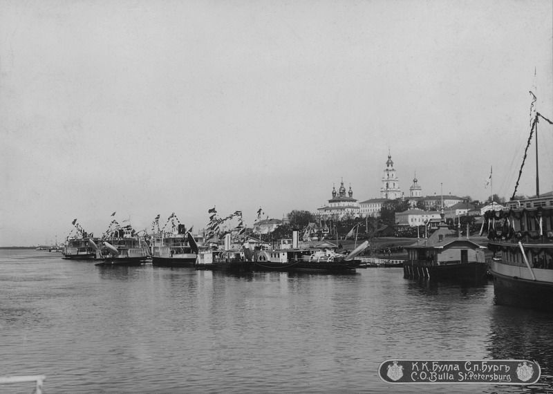 Императорская флотилия на Волге, май 1913, Костромская губ., г. Кострома. Выставка «На просторах Волги» с этой фотографией.