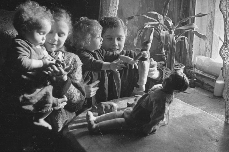 В детском доме, 1942 год