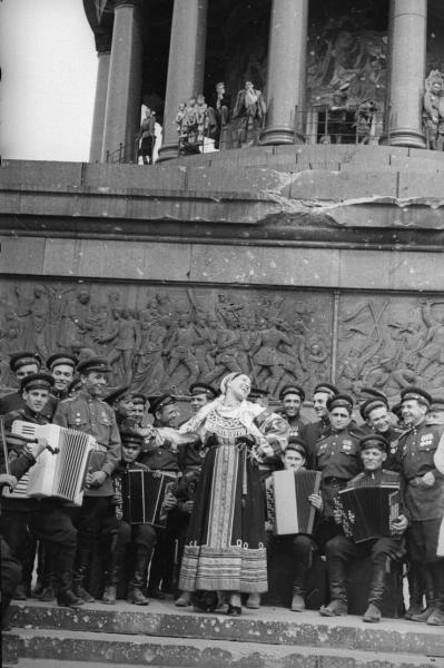 Лидия Русланова, выступающая на фоне Триумфальной колонны (колонны Победы), май 1945, Германия, г. Берлин. Выставка «Концерт у стен Рейхстага» с этой фотографией.