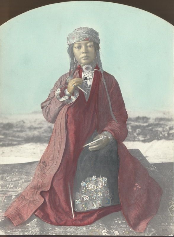 Кукла в азиатском костюме. Экспонат Этнографической выставки, 1867 год, г. Москва. Соленая бумага.