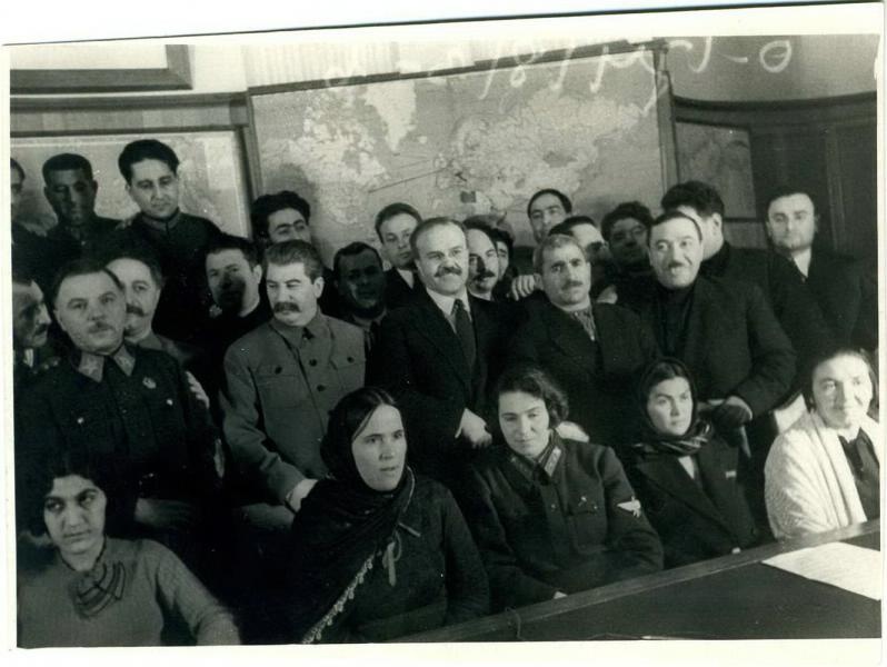 Иосиф Сталин среди участников совещания, 1930-е