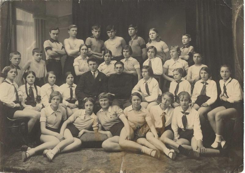 Физкультурная группа, 1935 год. Авторство снимка приписывается Селезневу.
