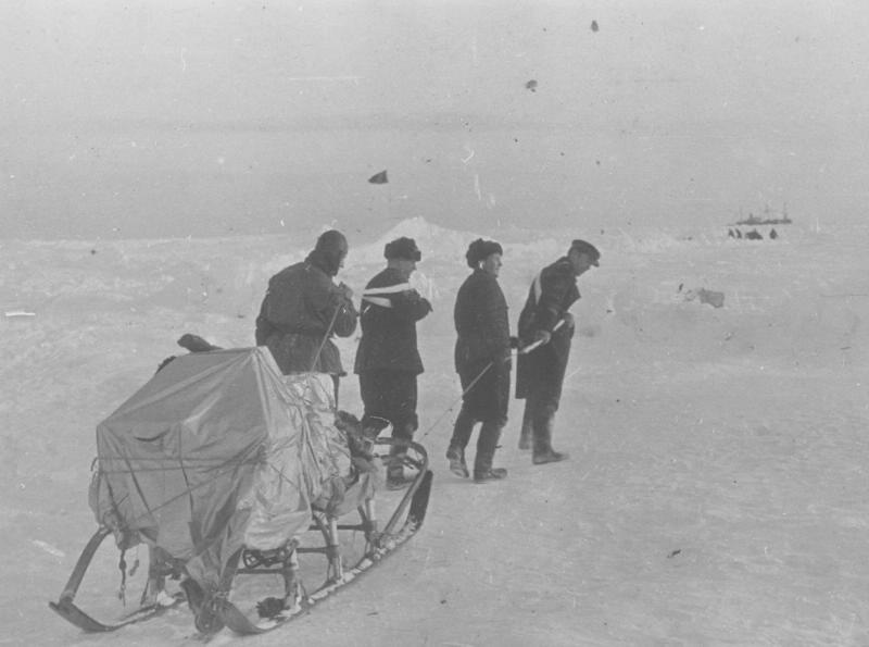 Северный полюс, 6 июня 1937 - 19 февраля 1938, Северный полюс. Высадка экспедиции на лед была выполнена 21 мая 1937 года. Официальное открытие дрейфующей станции «Северный полюс-1» состоялось 6 июня 1937 года. Через 9 месяцев дрейфа (274 дня) на юг станция была вынесена в Гренландское море, льдина проплыла более 2000 км. Ледокольные пароходы «Таймыр» и «Мурман» сняли полярников 19 февраля 1938 года.Видео «Гениальный радист и "дедушка советского радиолюбительства" Эрнст Кренкель» с этой фотографией.