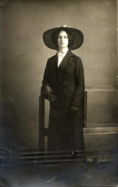 Портрет молодой женщины в темном костюме и в шляпе, 1914 год, США, г. Чикаго