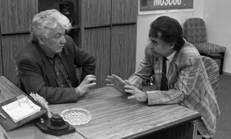 Владимир Войнович и Андрей Дементьев в редакции журнала «Юность», 1990 год, г. Москва