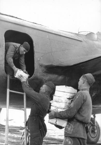 Загружают листовки для сброса над территорией Германии, 8 - 9 сентября 1941