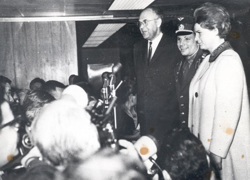 Юрий Гагарин и Валентина Терешкова на пресс-конференции в Нью-Йорке, 1963 год, США, г. Нью-Йорк