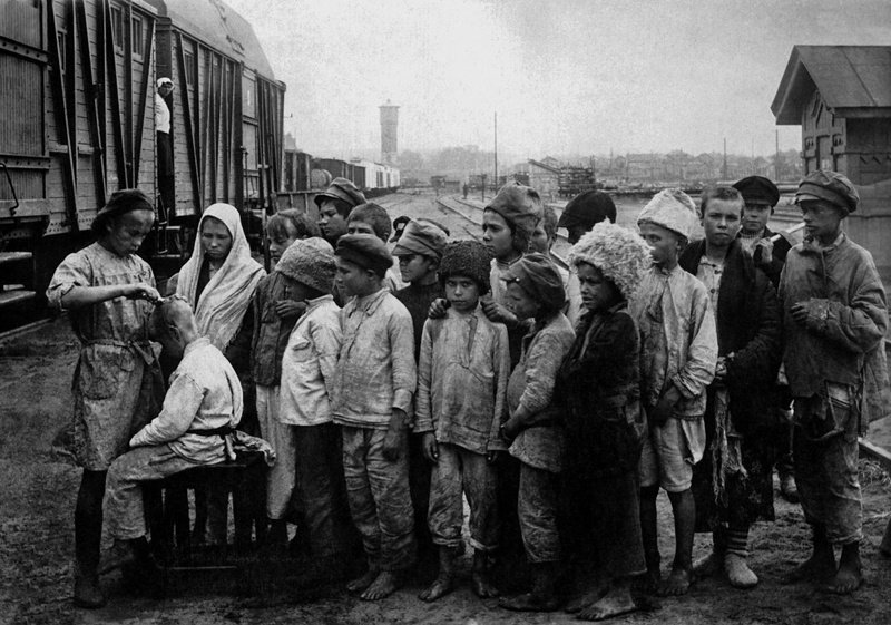 Стрижка детей-сирот из голодающих районов, 1920 - 1923. Выставка «Великий перелом», видео&nbsp;«Помгол: голодные игры советской власти» с этим снимком.
