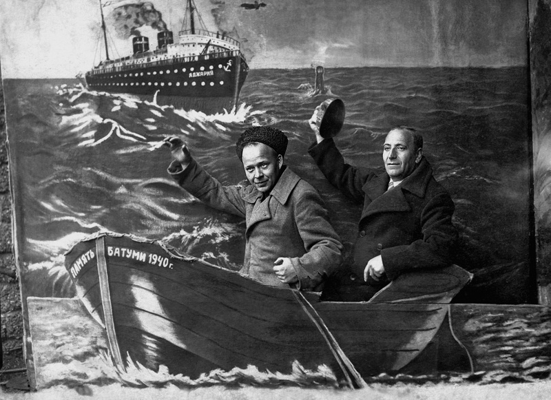 Писатель Аркадий Гайдар и кинорежиссер Александр Разумный, январь 1940, г. Батуми. Выставка «Живые классики» с этой фотографией.
