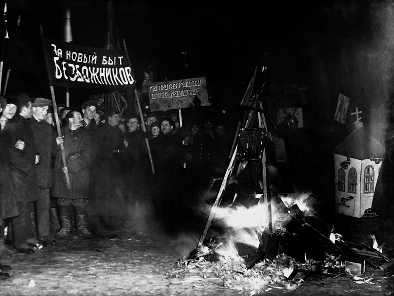 Публичное сжигание икон организацией «Общество безбожников», 1927 - 1929, г. Подольск. Выставка «Пропаганда и агитация 1920-х» с этой фотографией.&nbsp;