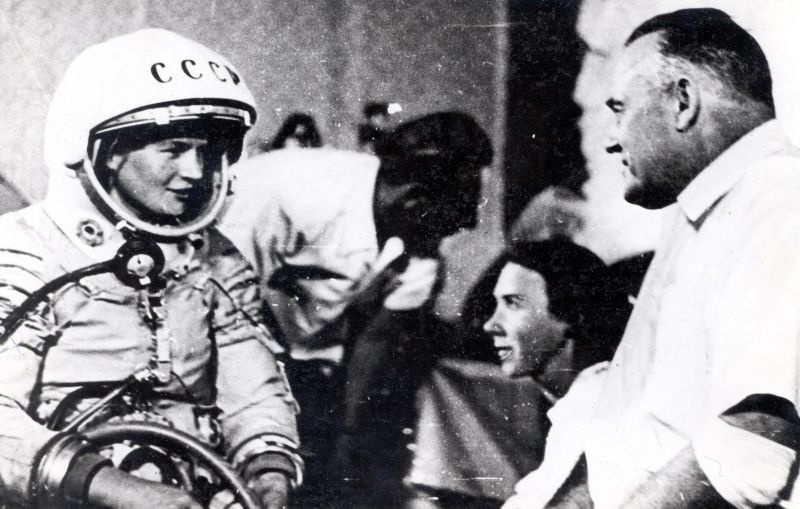 Сергей Королев и Валентина Терешкова перед полетом в космос, 16 июня 1963, Казахская ССР. Сергей Павлович Королев (1906–1966) – одна из крупнейших фигур XX века в области космического ракетостроения и кораблестроения, главный организатор производства ракетно-космической техники и ракетного оружия в СССР, инициатор и руководитель запуска первого искусственного спутника Земли и первого космонавта планеты Юрия Гагарина.Уже за время учебы в Московском техническом училище Сергей Королев стал известен как молодой способный авиаконструктор и опытный планерист. Незаурядные способности Королева как авиационного конструктора проявились во многих построенных им летательных аппаратах. Так, планер СК-3 «Красная Звезда» впервые в СССР был специально спроектирован для выполнения фигур высшего пилотажа и, в частности, мертвой петли. Однако Королева увлекли совсем другие полеты.В сентябре 1931 года он и Фридрих Цандер добились создания в Москве с помощью Осоавиахима общественной организации – Группы изучения реактивного движения (ГИРД). 17 августа 1933 года был осуществлен первый удачный пуск ракеты ГИРД.&nbsp;В 1938 году Сергей Королев был арестован по обвинению во вредительстве. Расстрельный список с его именем был завизирован Сталиным, Молотовым, Ворошиловым и Кагановичем. Военная Коллегия Верховного Суда СССР приговорила Королева к 10 годам ИТЛ. Сергей Королев прошел Бутырку в Москве, пересыльную тюрьму в Новочеркасске, золотой прииск Мальдяк на Колыме, повторную судимость, направление в московскую спецтюрьму НКВД ЦКБ-29, где под руководством другого заключенного, Андрея Туполева, принимал активное участие в создании бомбардировщиков Пе-2 и Ту-2. Затем – ОКБ-16 при Казанском авиазаводе, где велись работы над ракетными двигателями новых типов с целью применения их в авиации.Королев был освобожден в 1944 году. По его заявлению в Военную прокуратуру от 30 мая 1955 года реабилитирован «за отсутствием состава преступления» 18 апреля 1957 года.Затем началось первое покорение космоса.Видео «Эй! Небо! Сними шляпу!» с этой фотографией.&nbsp;