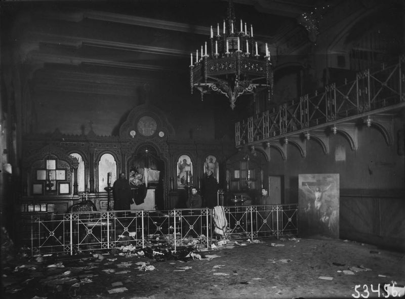 Внутри церкви после боя с полицейскими, февраль 1917. Выставка «В храме» с этой фотографией.
