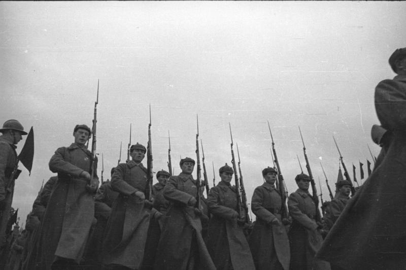 Военный парад на Красной площади, 1930-е, г. Москва. Видео «Георгий Петрусов» с этой фотографией.