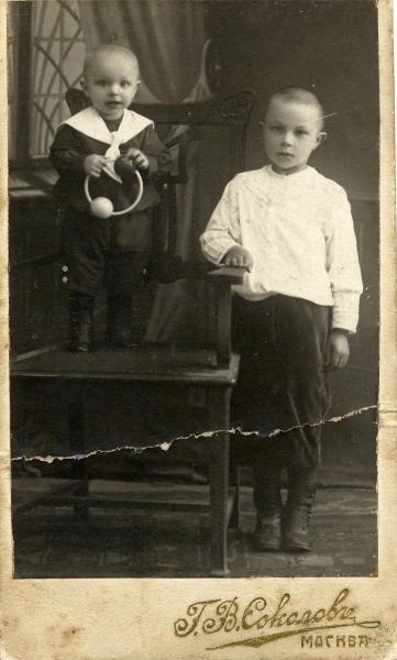 Двойной детский портрет, 1907 - 1915, г. Москва. Выставка «Дореволюционная Россия: дети и их игрушки» с этой фотографией.&nbsp;