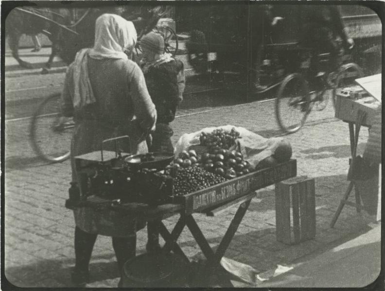 Уличная торговля, 1928 год, г. Москва. Выставки: «Покупай, торопись, налетай, не скупись!»,&nbsp;&nbsp;«По ягоды» с этой фотографией.