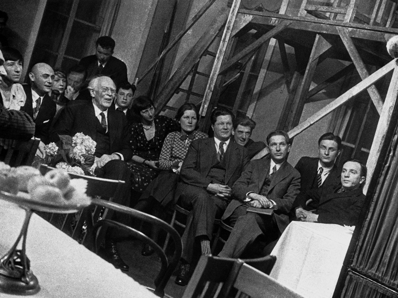 Встреча мастеров искусств c Константином Станиславским, январь 1935, г. Москва. Видеовыставки&nbsp;«Мечта всех детей»&nbsp;и «Не верю!» с этой фотографией.