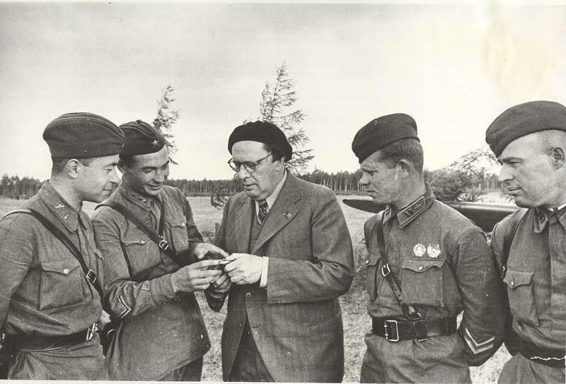 Писатель Алексей Толстой в гостях у летчиков, 1942 год