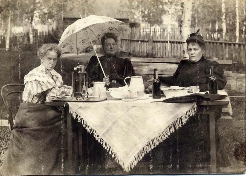 Дачное застолье. Семейство Петерсонов, 1910-е