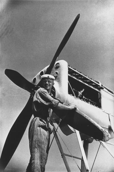Краснофлотец у самолета, 1935 - 1939