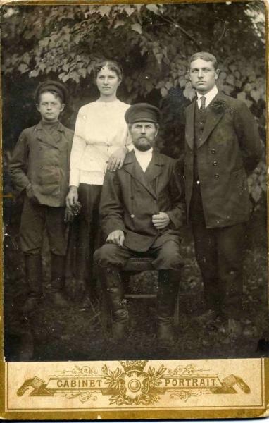Семейный портрет, 1910-е, г. Санкт-Петербург. С 1914 года - Петроград.