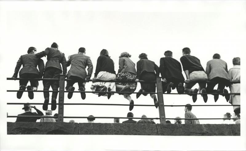 Болельщики на заборе, 1960-е, г. Москва. Выставка «10 лучших фотографий болельщиков» с этим снимком.