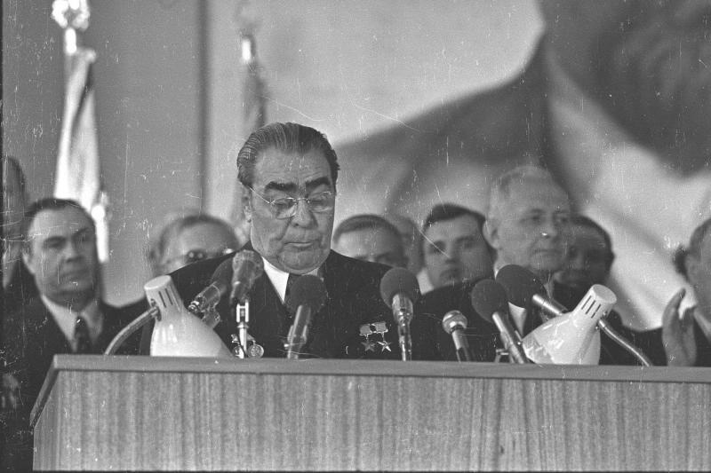 Леонид Брежнев на трибуне во время выступления на ЗИЛе, 1976 год, г. Москва