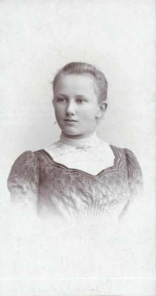 Портрет девушки, 1900 год, г. Москва