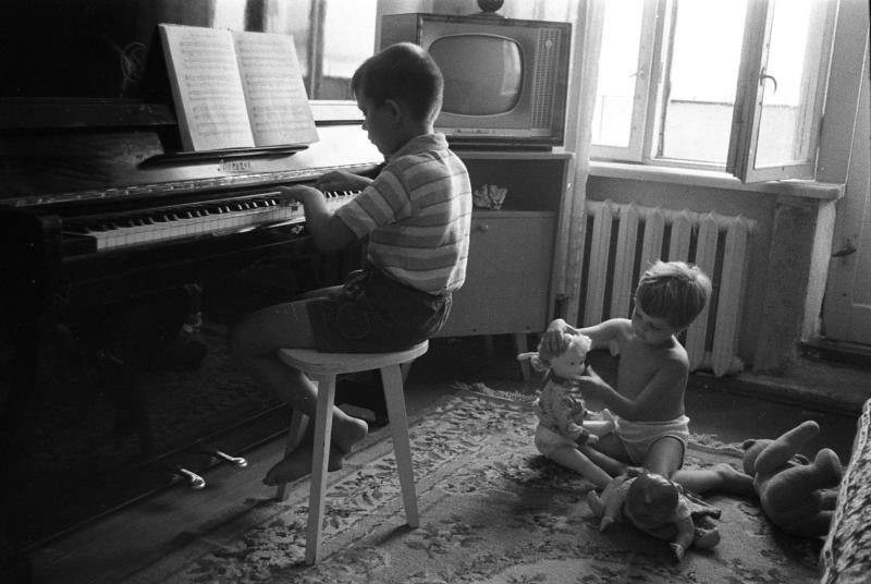 Дети в комнате, 1967 год, Волгоградская обл., г. Волжский. Видео «Агния Барто» с этой фотографией.&nbsp;