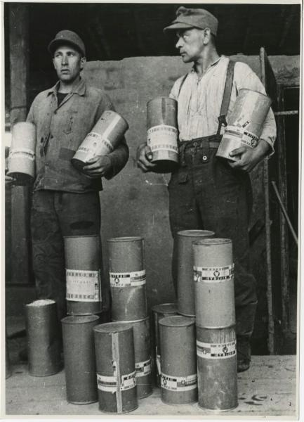 Баллоны с газом «Циклон», 1945 год, Польша. Концлагерь Майданек под городом Люблин.Выставка «Холокост» с этой фотографией.&nbsp;