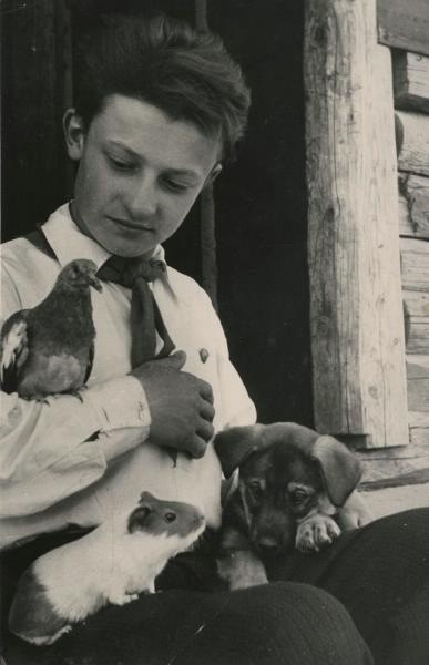Юный натуралист, 1950-е. Выставка «"Наблюдай все, что есть вокруг тебя в природе". Юннаты в СССР» с этой фотографией.&nbsp;