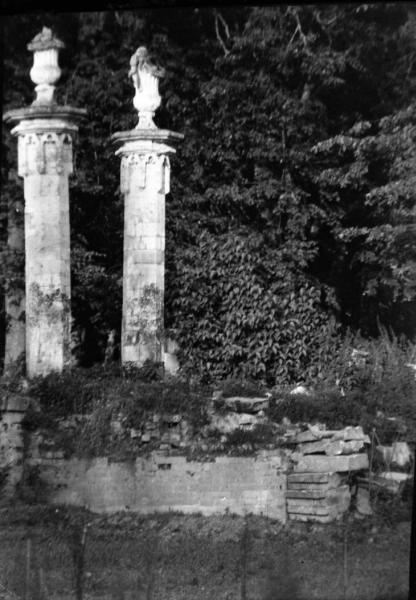 Декоративные колонны в парке усадьбы «Марфино», 1920-е