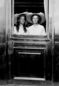 Великие княжны Мария и Ольга на палубе яхты «Штандарт», 1912 год, г. Санкт-Петербург. Видео&nbsp;«Цесаревич Алексей: неразгаданное детство»&nbsp;и выставки&nbsp;«Красный Крест: милосердие вне времени», «Дореволюционная Россия: сестры и братья» с этой фотографией.