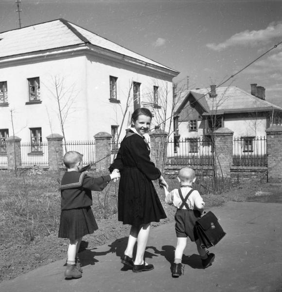 Фото "«Леночка ведет ребят в сад»", 1950-е - История России в фотографиях