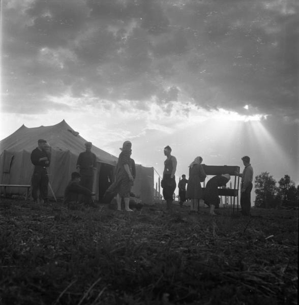 Строители вечером у палатки, 1957 год, Тамбовская обл., колхоз «Коминтерн». 