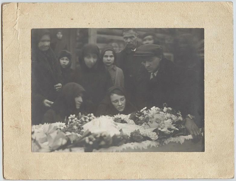 У гроба матери, 1920-е