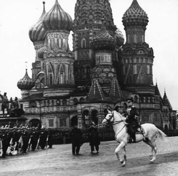 Парад Победы на Красной площади, 24 июня 1945, г. Москва. Выставка «Поворот истории. Поворот памятника» с этой фотографией.