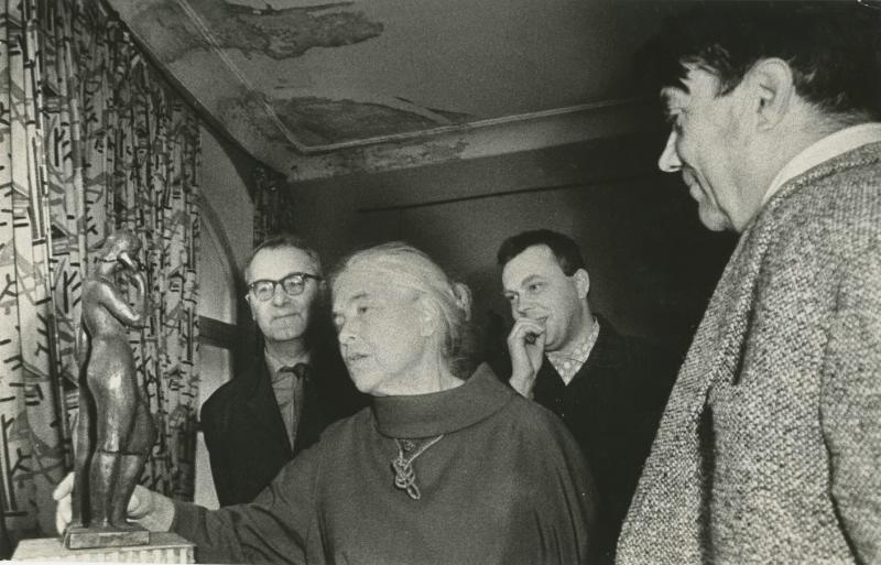 Писательница Анна Зегерс и Борис Полевой в мастерской скульптора Олега Комова, 1963 год